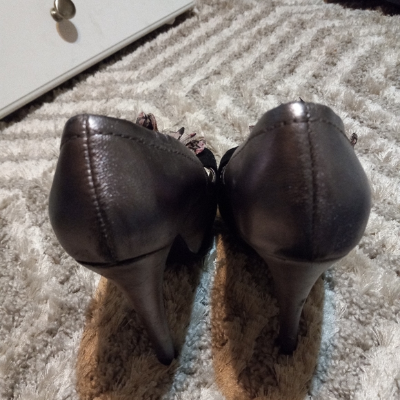 Shoes - Picture 4 of 6